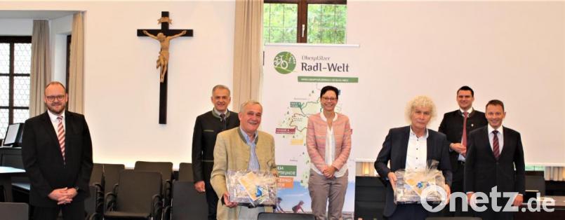 Abschied nehmen hieß es im Lenkungsausschuss der Tourismusgemeinschaft Oberpfälzer Wald. Im Bild (von links): Landrat Andreas Meier aus Neustadt, Landrat Roland Grillmeier aus Tirschenreuth, Oberbürgermeister a.D. Kurt Seggewiß, Veronika Perschl vom Tourismusverband Ostbayern, Landrat a.D. Wolfgang Lippert, Landrat Thomas Ebeling aus Schwandorf und Weidens neuer Oberbürgermeister Jens Meyer. Bild: Fabian Polster, Tourismuszentrum Oberpfälzer Wald/exb