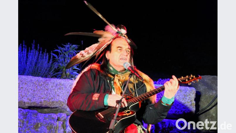 Willy Michl, der Isar-Indianer, wird am Donnerstag 70. 45 Jahre davon war er als Künstler unterwegs. Bild: stg