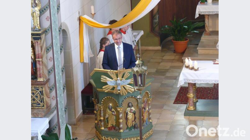Für die Gemeinde Schwarzach bei Nabburg gratulierte Bürgermeister Franz Grabinger Bild: ga