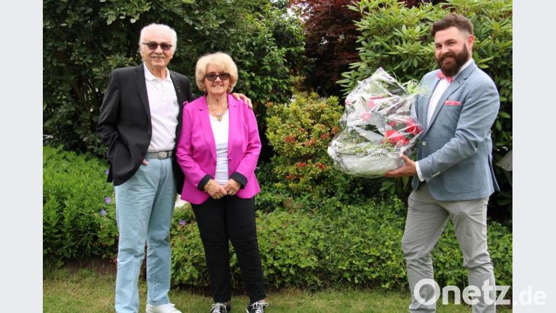 Das Neustädter Stadtrats- und SPD-Urgestein Oskar Schwarz und seine Ehefrau Vera feierten am Mittwoch 60-jähriges Ehejubiläum. Bürgermeister Sebastian Dippold (rechts) gratulierte dem Paar. Bild: prh