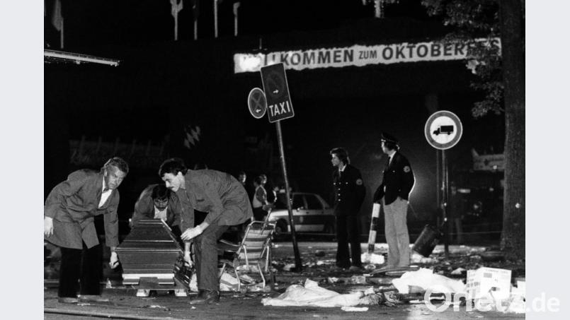Nach dem Anchlag am 26. September 1980 wird ein Sarg vom verwüsteten Tatort auf dem Oktoberfest getragen. Bild: Frank Leonhardt/dpa