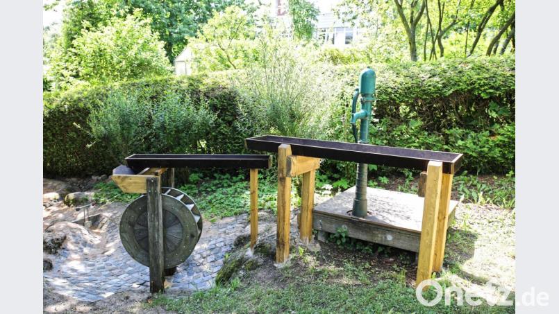 Am Hanslmühl-Spielplatz ist zwar das Wasserspiel mit Pumpe und Wasserrad wieder aufgebaut, doch die Pumpanlage funktioniert nicht mehr. Bild: JOCHEN NEUMANN 
ERBENDORF