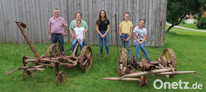 Zwei alte Gras -und Getreidemäher aus Wickenricht sind künftig im Oberpfälzer Freilandmuseum Neusath-Perschen zu bewundern (von links): Hermann und Claudia Held mit ihren Töchtern Anna, Marie, Lena und Lisa. Bild: rha
