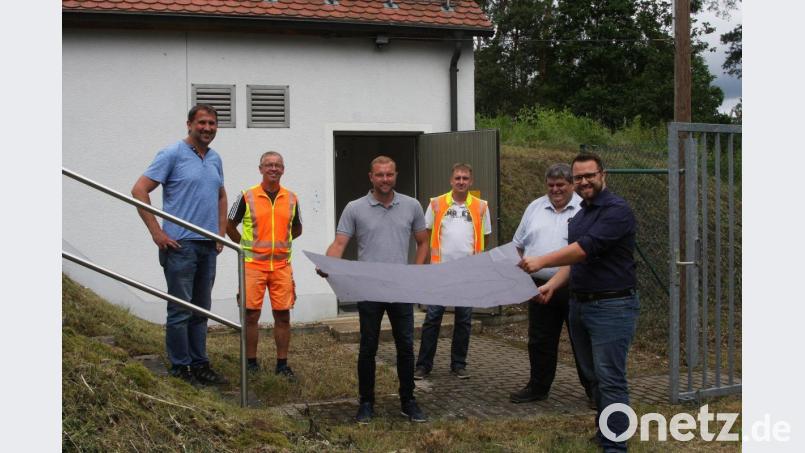 Zum offiziellen Baustellen-Start am Hochbehälter trafen sich (von rechts) Bürgermeister Matthias Grundler, Zweiter Bürgermeister Hubert Schedl, Thorsten Meiler, Johannes Schaumberger, Richard Bitterer und Andreas Schön. Bild: wro