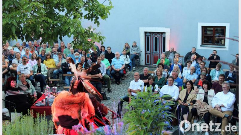 Wenn der Indianer ruft, dann kommen die Fans - so wie am Freitagabend zum Open Air am Schafferhof Bild: stg
