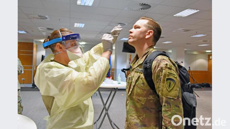 Nach ihrer Ankunft in Deutschland werden die US-Soldaten auf eine Infektion mit Covid-19 getestet. Bild: Emily Jennings/exb