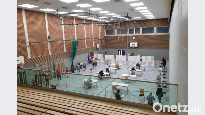 In der ersten Halle der Dreifach-Mehrzweckhalle wurden nach der Registrierung die Fragebögen - mit Abstand an vereinzelten Tischen - ausgefüllt, ehe der Hb-Wert jedes Spenders bestimmt wurde. Bild: mde