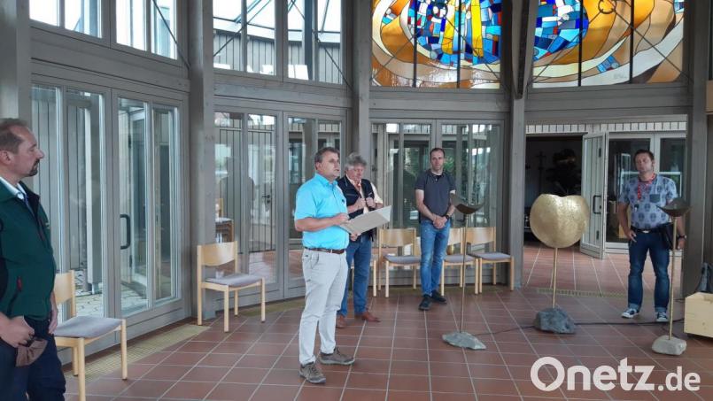 Auf den ersten Blick macht die Leichenhalle auf dem Windischeschenbacher Friedhof einen guten Eindruck, doch bei genauerem Hinsehen zeigen sich einige Alterserscheinungen. Sanierungsbedarf ist vorhanden, findet der Bauausschuss. Bild: Lowak