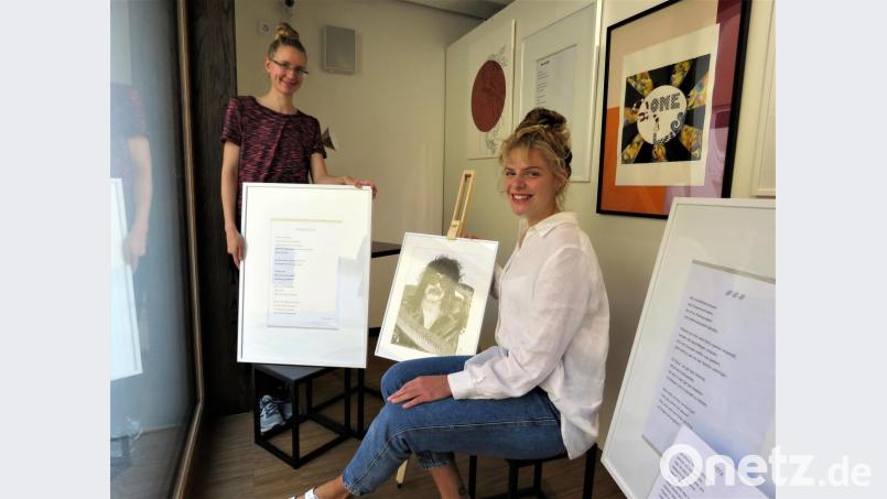Julia Birkner und Laura Günthner (von links) zeigen ihre Werke erstmals der Öffentlichkeit. Ihr Forum ist das Schaufenster im Kunsthaus Waldsassen.. Julia Birkner schreibt Gedichte, Laura Günthner malt. Bild: ubb