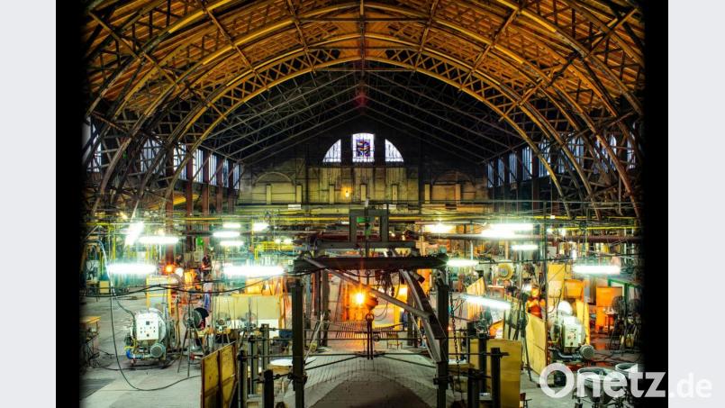 Die denkmalgeschützte Ofenhalle der Glashütte Lamberts in Waldsassen. Die Produkte des Traditionsbetriebs spielen diesen Samstag im NDR-Fernsehen in der Quiz-Sendung "Kaum zu glauben!" mit Kai Pflaume eine besondere Rolle. Bild: Robert Christ/exb