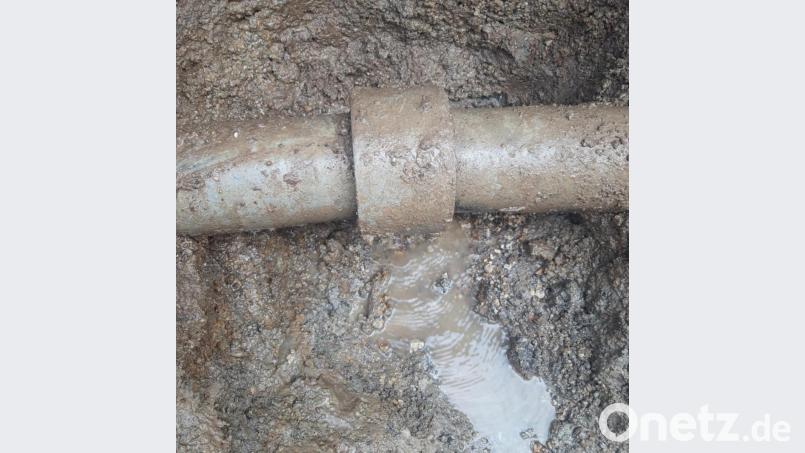 Rohrbrüche verursachen immer wieder Kosten für das Aufgraben, Arbeitsstunden des Bauhofes und das Material. Zudem muss das Wasser meist für mehrere Stunden abgesperrt werden. Das aktuelle Foro wurde vor wenigen Tagen aufgenommen. Bild: Markt Falkenberg/ exb