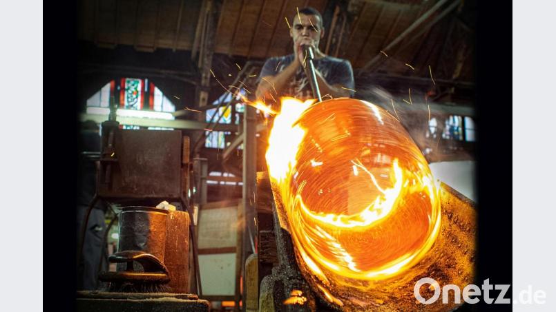 Die besondere Kunst der mundgeblasenen Flachglasherstellung bei der Firma Lamberts in Waldsassen spielt am Samstag im NDR-Fernsehen in der Quiz-Sendung "Kaum zu glauben!" mit Kai Pflaume eine besondere Rolle. Bild: Robert Christ/exb