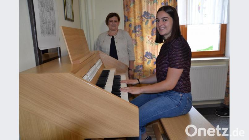 Hervorragend vorbereitet von ihrer langjährigen Klavierlehrerin Klara Bäumler absolvierte Lisa-Maria Franz erfolgreich den D-Kurs des Bistums Regensburg. Bild: gi