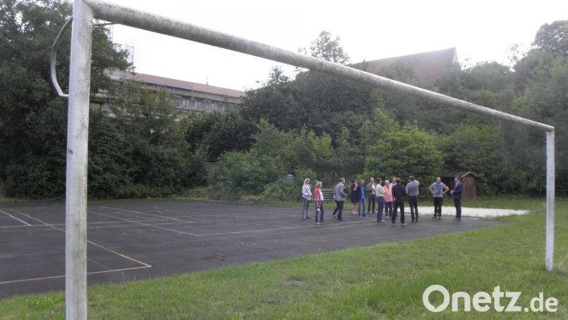Die Grund- und Mittelschule samt Außen- und Sportanlagen bleibt in naher Zukunft ein Investitionsschwerpunkt für die Stadt Nabburg. Das wurde kürzlich auch bei einer Besichtigung durch den Stadtrat deutlich. Bild: Wilhelm Amann