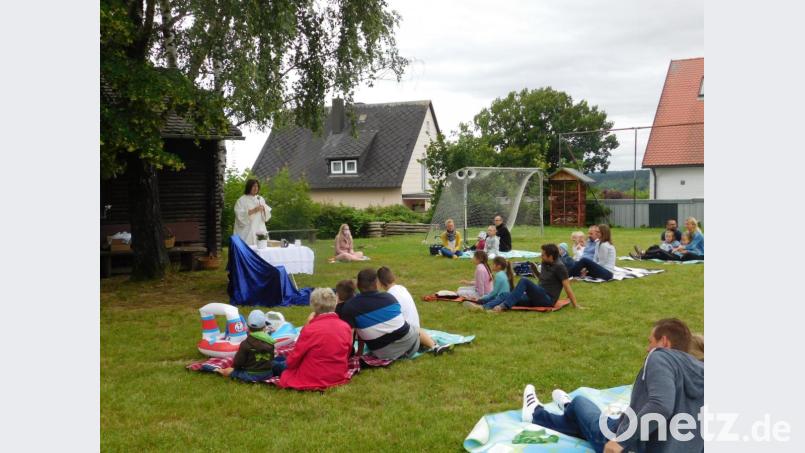 Die Picknickdecke als Abstandshalter! Die erste Freiluft-Kinderkirche in der Pfarreiengemeinschaft wurde sowohl den Hygienevorschriften als auch den kleine und großen Kirchenbesuchern gerecht. Bild: exb