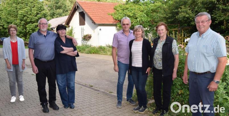 Der Geheimtipp kam aus der Familie (von links): Geschäftsführerin Heidi Ziegler vom Tourismusverein, die geehrten Urlauber Lutz und Angelika Wölfer, die Vermieter Hans, Elfriede und Margarete Pilhofer sowie der Tourismusvereins-Vorsitzende Hans Koch. Bild: wku