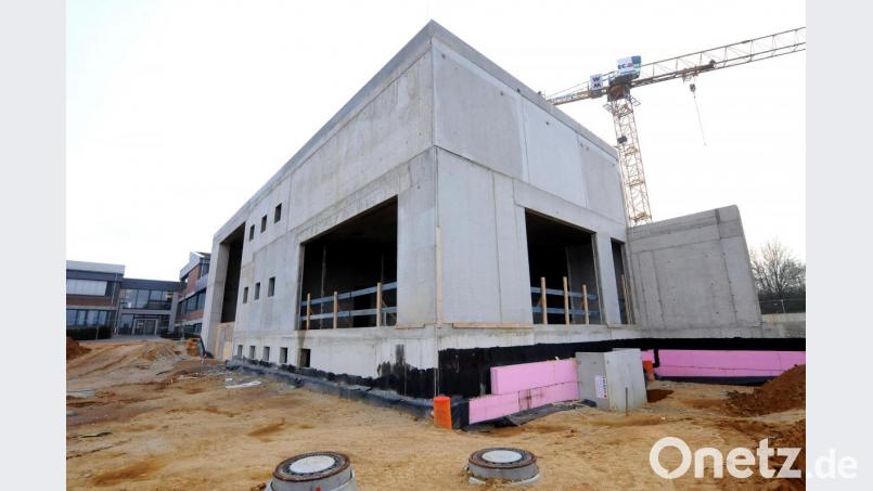 Die neue Dreifachturnhalle der Schönwerth-Realschule liegt nach diversen Kostensteigerungen zwischendurch jetzt voll im Zeit- und Finanzplan. Bild: Stephan Huber