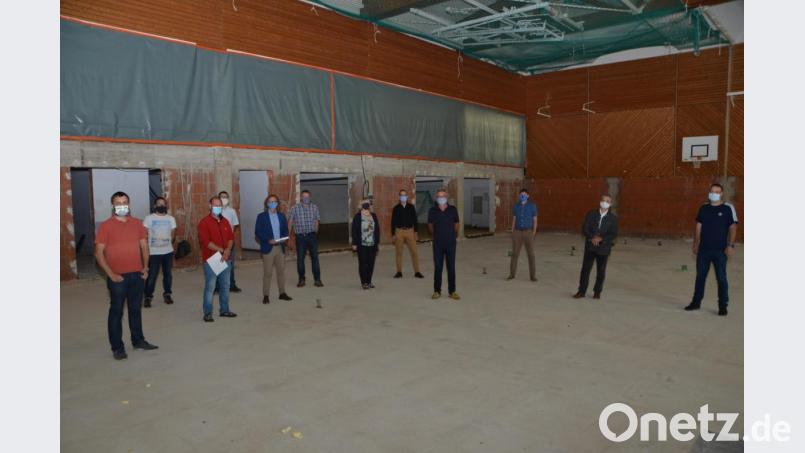 Die CSU-Stadtratsfraktion hat sich mit Bürgermeister Andreas Wutzlhofer (Zweiter von rechts) und Architekt Manfred Schwemmer (Fünfter von links) ein Bild von den laufenden Sanierungsarbeiten gemacht. In der Halle, dem Herzstück des Gebäudes, sind die Veränderungen gravierend. Bild: dob