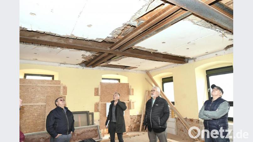 Eisenträger stabilisieren die bis dato federnden Decken im Roten Schulhaus, dem ehemaligen und zukünftigen Domizil der städtischen Kita St. Joseph, erläutert Planer Ulrich Greiner (Zweiter von links) Alois Zwerenz (von links), Bürgermeister Rupert Troppmann und Franz Witt. Bild: Petra Hartl
