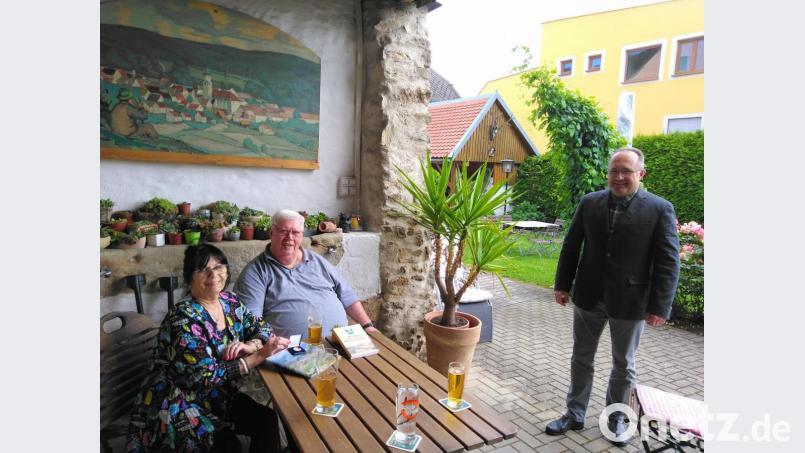 Das Ehepaar Helmi und Dieter Lauff (links) verbringt sein 50 Jahren ihren Urlaub in Tännesberg, dafür dankte ihnen Bürgermeister Ludwig Gürtler (rechts). Bild: rfi
