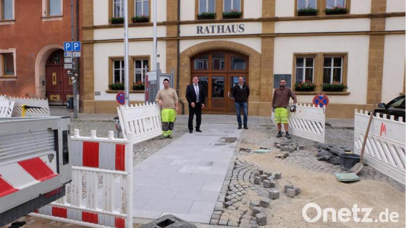 Johannes Renner, Bürgermeister Hans-Martin Schertl, Stefan Ertl und Tobias Graßler (von links) begutachten den neu geschaffenen Rathauszugang. Bild: Stefanie Gradl