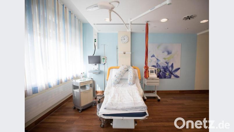 Mit Mundschutz, aber bis zur Geburt ohne den Mann an der Seite: Werdende Mütter sehen sich aktuell in der Ausnahmesituation einer Geburt noch zusätzlichen Belastungen ausgesetzt. Im Bild ein Kreißsaal. Bild: Christian Charisius/dpa