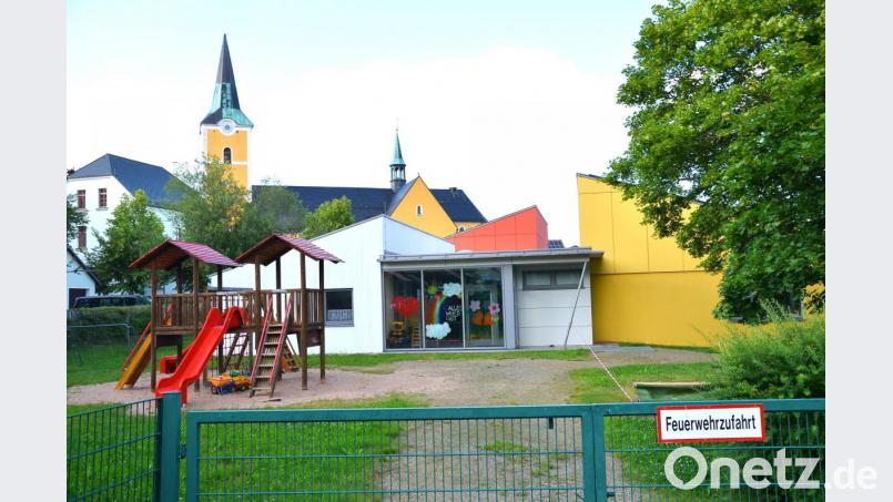 Auf dem Spielgelände des Kindergartens bleibt vorerst alles wie es ist. Ein Anrücken der Baumaschinen ist ebenso ungewiss, wie die künftige Aufstellung der Einrichtung. Bild: fjo
