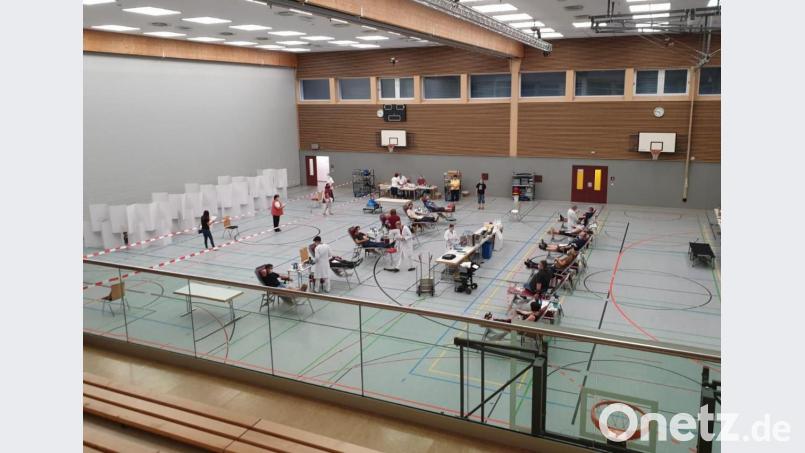 Nach der ärztlichen Untersuchung zur Spendezulassung und dem kleinen Wartebereich in der mittleren Halle standen die Spenderliegen, die durchwegs gut belegt waren, in der dritten Halle für den Aderlass bereit. Bild: mde