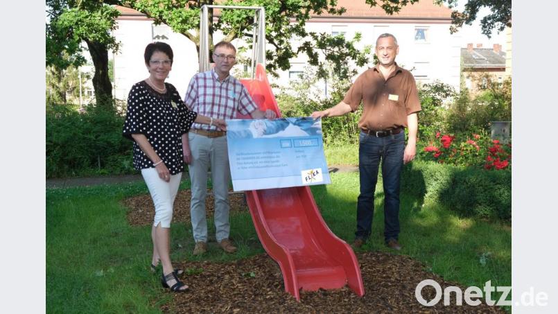 Bei der Spendenübergabe (von links): Margit Meier, Vorsitzende Flika, Ludwig Schwab, Grammer AG und Oskar Schmidt, Kassier Flika. Bild: Klinikum/Dietl/exb