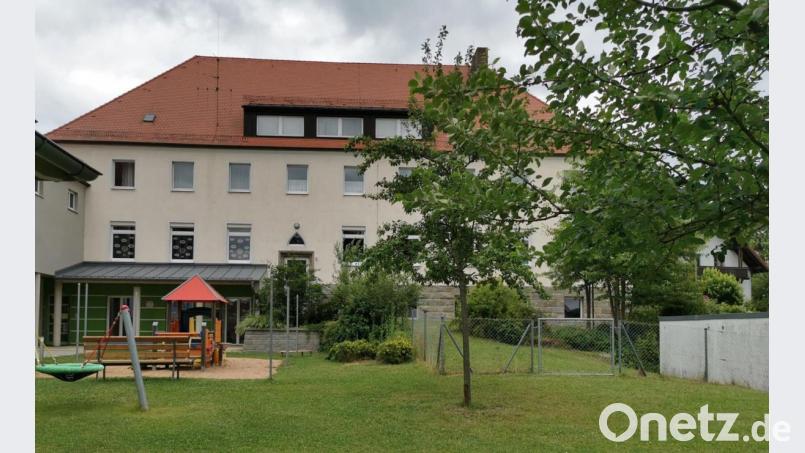 Im linken unteren Trakt des katholischen Kindergartens ist die Kinderkrippe untergebracht. Unmittelbar im Anschluss soll im rechten Teil ein Raum für eine Dehngruppe entstehten. Bild: gz