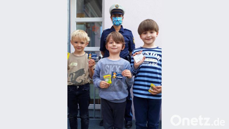 Die Vorschulkinder des Kindergartens St. Ursula sind nun stolze Besitzer eines Kinderpolizeiausweises, den ihnen Polizeihauptmeisterin Jutta Kiener (hinten) von der PI Sulzbach-Rosenberg überreichte. Bild: Nicole Koller