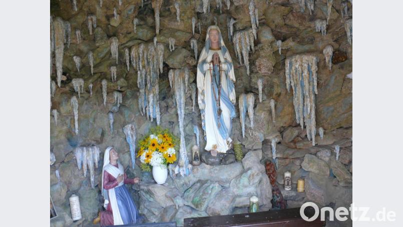Eine Besonderheit der St. Nikolauskirche ist die integrierte Lourdes-Grotte, die zwischen den beiden Treppen zugängig ist Bild: ga