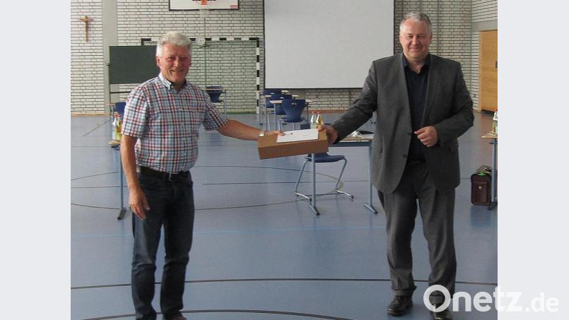 Verbandsrat Eugen Eckert (links) nimmt ein Abschiedsgeschenk von Landrat Richard Reisinger entgegen. Bild: sck