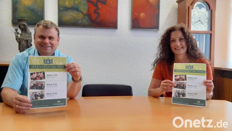 Bürgermeister Karlheinz Budnik und Tourismusreferentin Sandra Henkens haben allen Grund zur Freude. Die drei geplanten Serenaden im Park der Stützelvilla können doch noch stattfinden. Am 15. Juli geht&#039;s los. Bild: Lowak