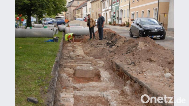 Bei Baggerarbeiten des Kanalprojekts wird westlich des Rathauses der Kulmstadt ein Fundament entdeckt. Vermutlich stammt dieses vom Alten Rathaus, das wahrscheinlich bereits schon vor 1611 erbaut und das 1945 bei einem Luftangriff der Amerikaner zerstört wurde. Im Graben reinigt eine Archäologin vom Büro Scherbaum die Fundamentsteine. Am Grabenrand erläutert der Hobbyheimatforscher Georg Miedel (rechts) Bürgermeister Wolfgang Haberberger (links) seine Theorie zum Alten Rathaus. Bild: ow
