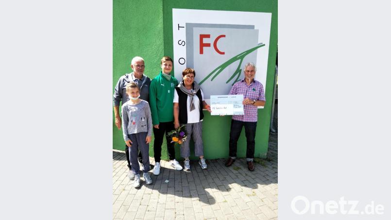 Ulrich und Beate Dura-Kempf übergeben zusammen mit Großnichte Ida und Großneffe Emil den Spendenscheck an Vorsitzemden Franz Bäumler. Bild: gil