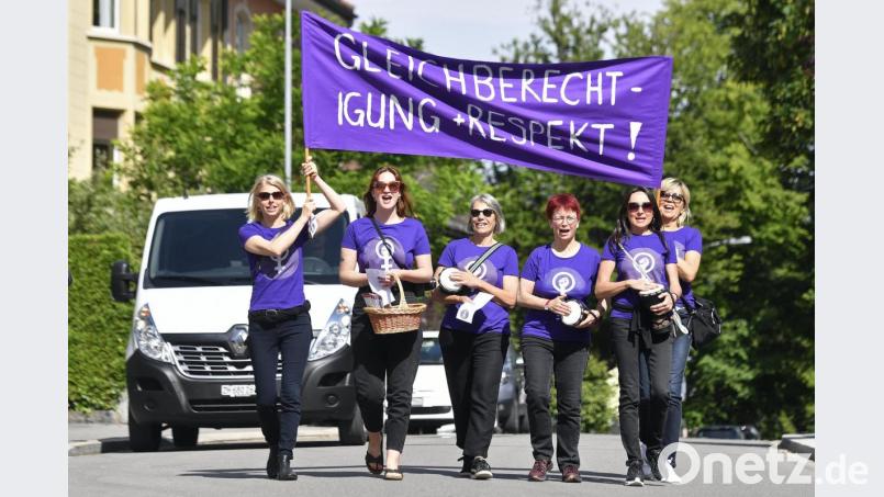 Frauen protestieren anlässlich eines Streiks für mehr Gleichberechtigung. Archivbild: Walter Bieri/KEYSTONE/dpa