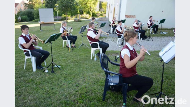 Trotz der jeweils zwei Meter Abstand gelingt es den Gebenbacher Musikern, eine beeindruckende Vorstellung abzuliefern. Der große Zwischenraum ist auch der Grund dafür, dass nur etwa ein Viertel der Truppe auf das Foto passt. Bild: swo
