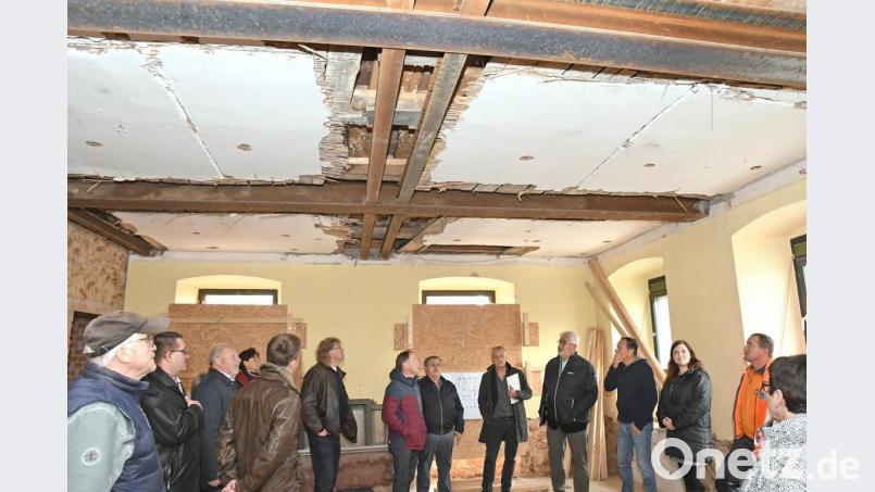Eisenträger stabilisieren die bis dato federnden Decken im Roten Schulhaus, dem ehemaligen und zukünftigen Domizil der städtischen Kita St. Joseph, erläutert Planer Ulrich Greiner (Sechster von rechts) dem Bauausschuss. Bild: Petra Hartl