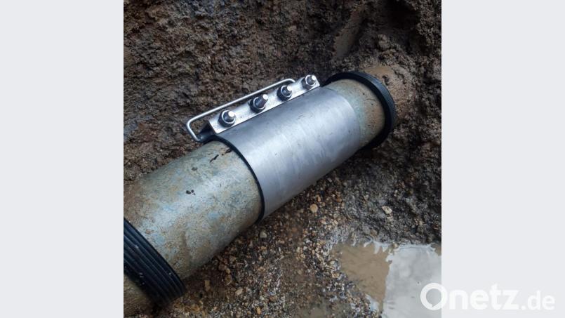 Behoben wird der Schaden, wie hier kurz vor dem Baustellenstart, mit einer Metall-Schelle. Bild: Markt Falkenberg/ exb