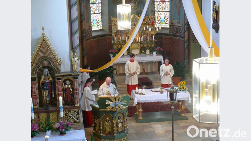 Pfarrer Walter Hofmann zelebrierte den Festgottesdienst und lobte die wunderschöne Kirche Bild: ga
