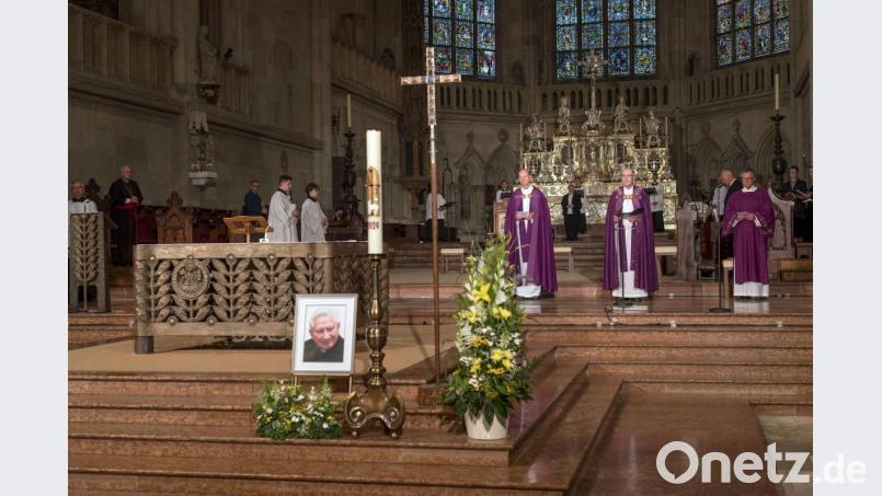 Dompropst Franz Frühmorgen (2.v.r) würdigt den ehemaligen Domkapellmeister Georg Ratzinger. Bild: Uwe Moosburger/dpa