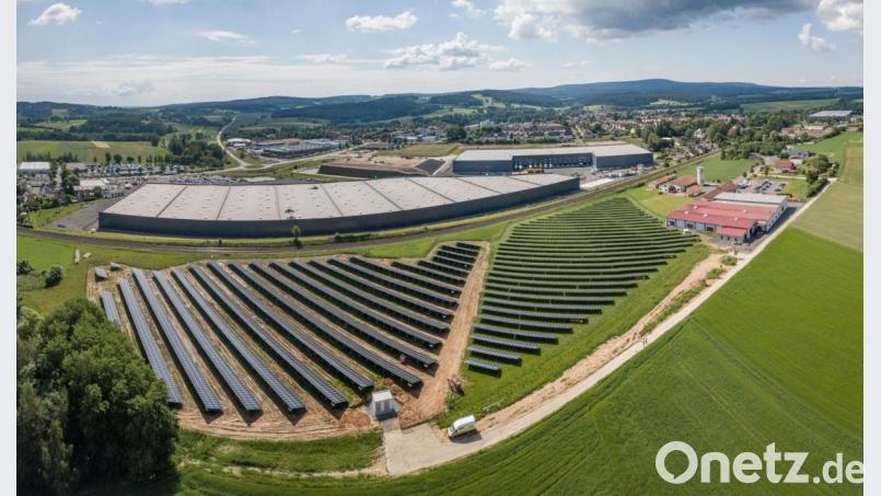 Mit der zweiten Photovoltaikanlage (links) ist nun das Betriebsgelände der Metallverarbeitung Schraml voll. Ursprünglich sollte mitten durch den Bereich die Waldershofer Ortsumgehung führen. Aktuell sind 55 Mitarbeiter, darunter 10 Auszubildende, in der Metallschmiede beschäftigt. Bild: dtr