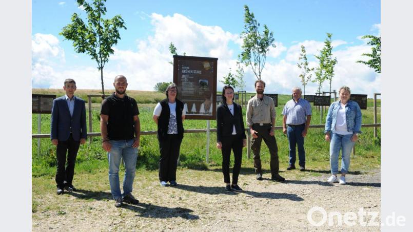 Gemeinsam freuen sie sich über ihre Allee der grünen Stars (von links): Ursensollens Bürgermeister Albert Geitner, Naturpark-Mitarbeiter Alexander Gnatz und Geschäftsführerin Isabel Lautenschlager, Andrea Zitzmann, Leiterin der Fielmann-Niederlassung in Amberg, Naturpark-Ranger Jonas Nelhibel, Johann Schmaußer, der Biodiversitätsbeauftragte der Gemeinde Ursensollen, und Gemeinde-Verwaltungsfachwirtin Nina Forster. Bild: Andreas Brückmann