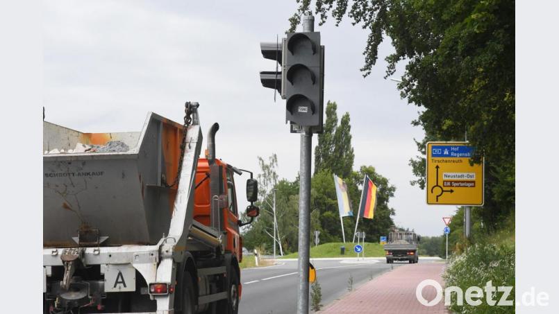 Die Ampel beim Kreisverkehr unterhalb der DJK soll in Kürze ans Stromnetz angeschlossen werden. Bild: Gabi Schönberger