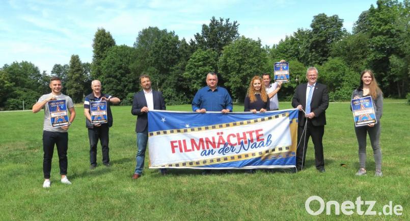 Vertreter der Stadt, der Sponsoren und der Kinobetreiber werben für die &quot;Filmnächte an der Naab&quot; vom 23. Juli bis 16. August. Bild: Hirsch
