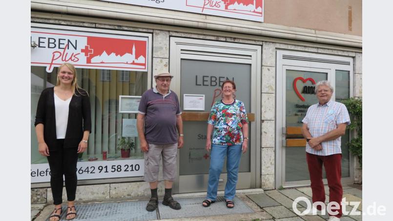 Die neue Seniorenbeauftragte Stefanie Baier (links) hatte ihren Vorgänger Franz Schwemmer, ihre Stellvertreterin Rita Ponnath und Josef Zaglmann (von links) zu einer Besprechung über die zukünftige Seniorenarbeit ins „Leben plus“ eingeladen. Bild: jzk