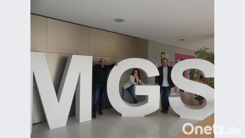 Ein Blickfang in der Markus-Gottwald-Schule sind nun die Buchstaben &quot;MGS&quot;, die die Firma Mondi gefertigt hat. Die &quot;Geburtshelfer&quot; des neuen Schul-Logos sind (von links) Fertigungsleiter Thomas Fischer, Konrektorin Anja Bräu und Rektor Wolfgang Bodensteiner. Bild: rn
