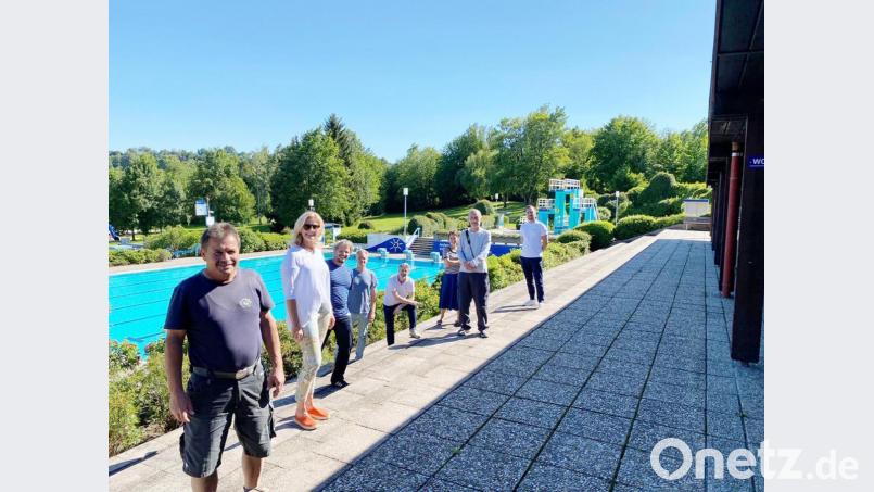 Marcus H. Rosenmüller dreht im Freibad in Pleystein. Bild: clemens.fuetterer@oberpfalzmedien.de, cfuetterer