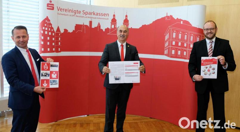 Ende Juli geht er in den Ruhestand: Vorstandsvorsitzender Josef Pflaum (Mitte) freute sich über die positive Bilanz 2019 der Vereinigten Sparkassen Eschenbach, Neustadt/WN und Vohenstrauß. Bild: exb